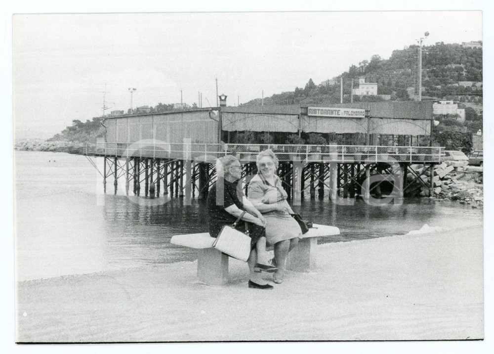 Fotografia d epoca originale 1980 PORTO SANTO STEFANO Turiste al porto nuovo  Ristorante Il Palombaro  Foto 1