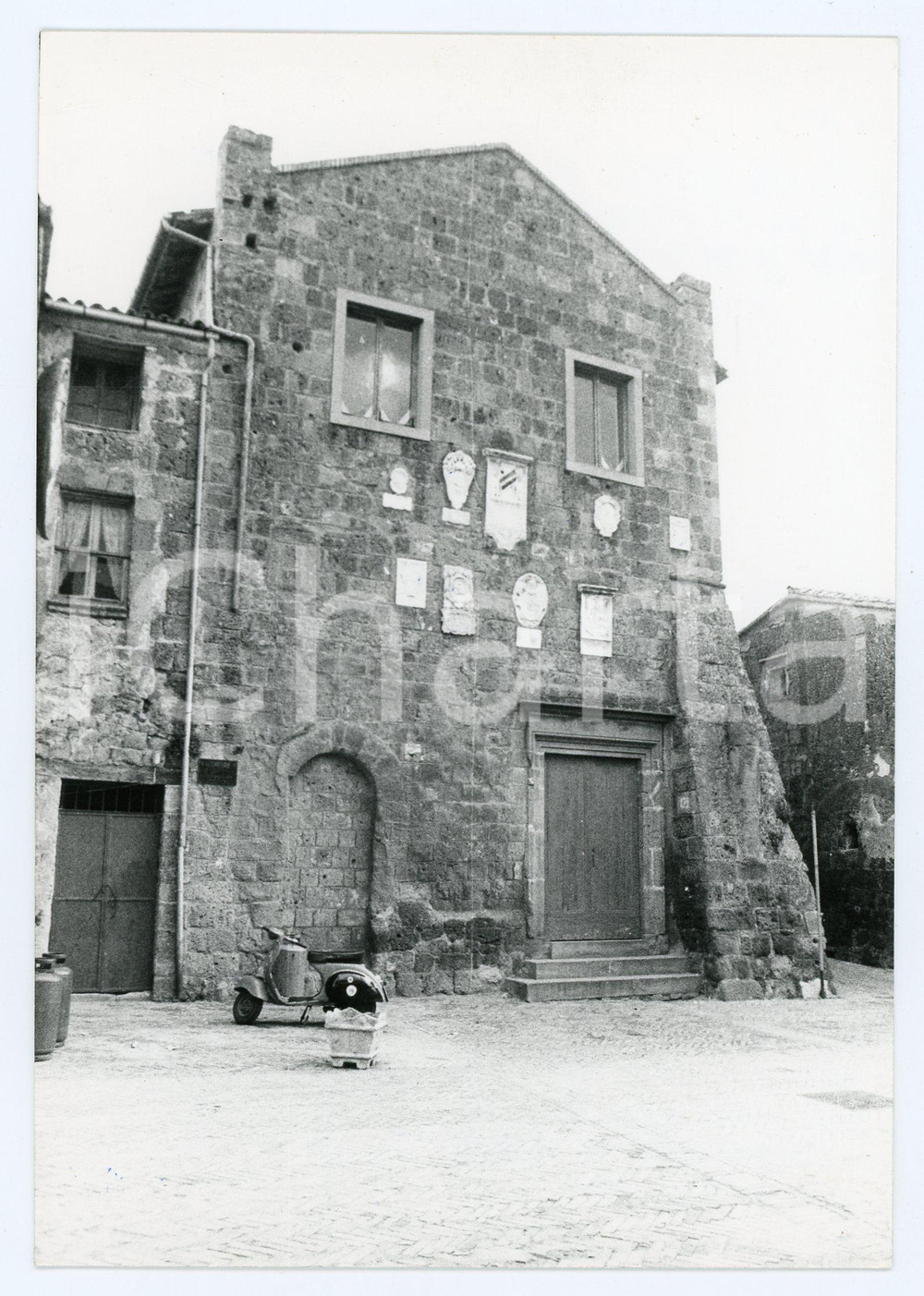 Fotografia d epoca originale 1980 SORANO Fraz. SOVANA Vespa Piaggio davanti a Palazzo Pretorio  Foto 13x17 1