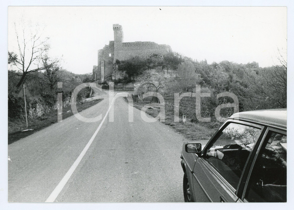 Fotografia d epoca originale 1980 SORANO Frazione SOVANA Rocca aldobrandesca vista dall auto  Foto 17x13 cm 1