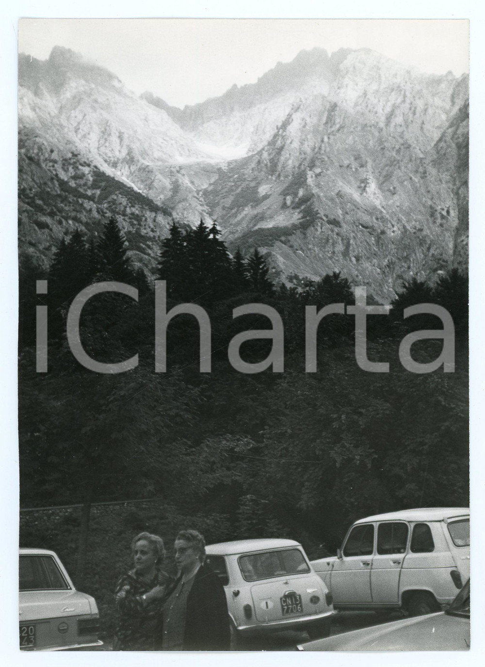 Fotografia d epoca originale 1974 VALLE GESSO Turiste e Renault 4  Foto 13x17 cm 1