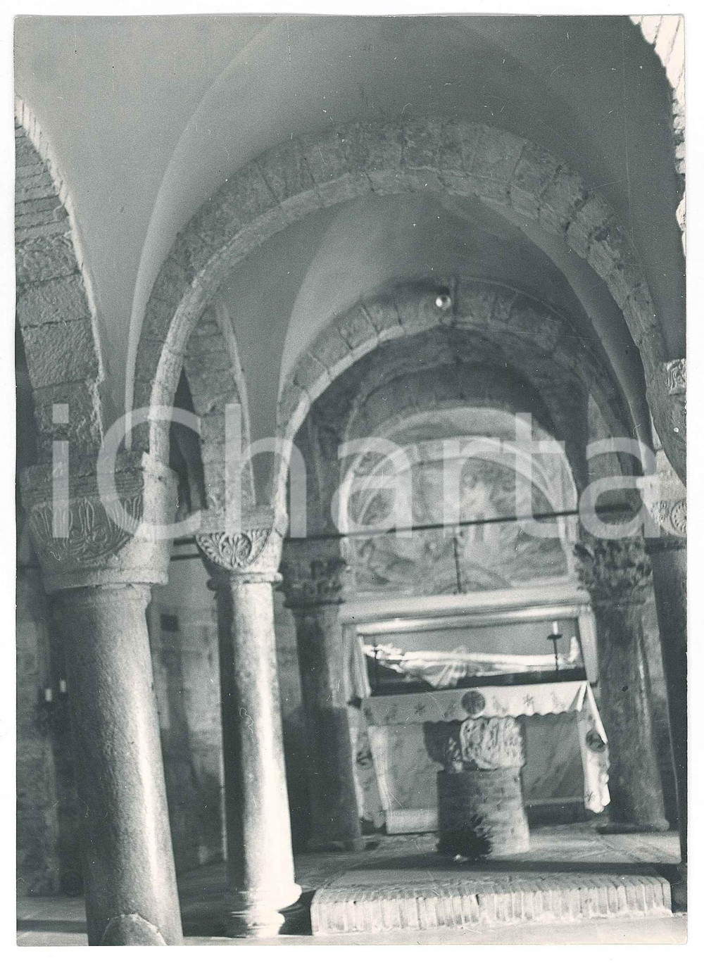 1969 ABBAZIA DI RAMBONA Cripta e urna con le spoglie di Sant'Amico - Foto 13x17 Fotografia d'epoca con didascalia al verso.  FAIR/discreto Lievi ondulature ai margine sinistro Formato: 13x17 cm originale e autentica 1