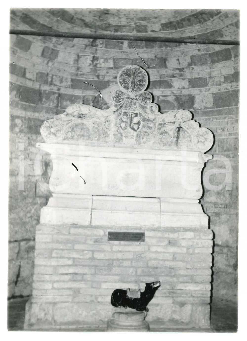 1969 ABBAZIA DI RAMBONA Sarcofago di San Flaviano - Foto 13x17 cm Fotografia d'epoca con didascalia al verso.   FAIR/discreto Lievi ondulature ai margini FORMATO: 13x17 cm originale e autentica 1