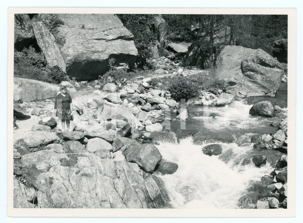 Fotografia d epoca originale 1972 ALAGNA VALSESIA Turista visita il Fiume Sesia  Foto 17x13 cm 1