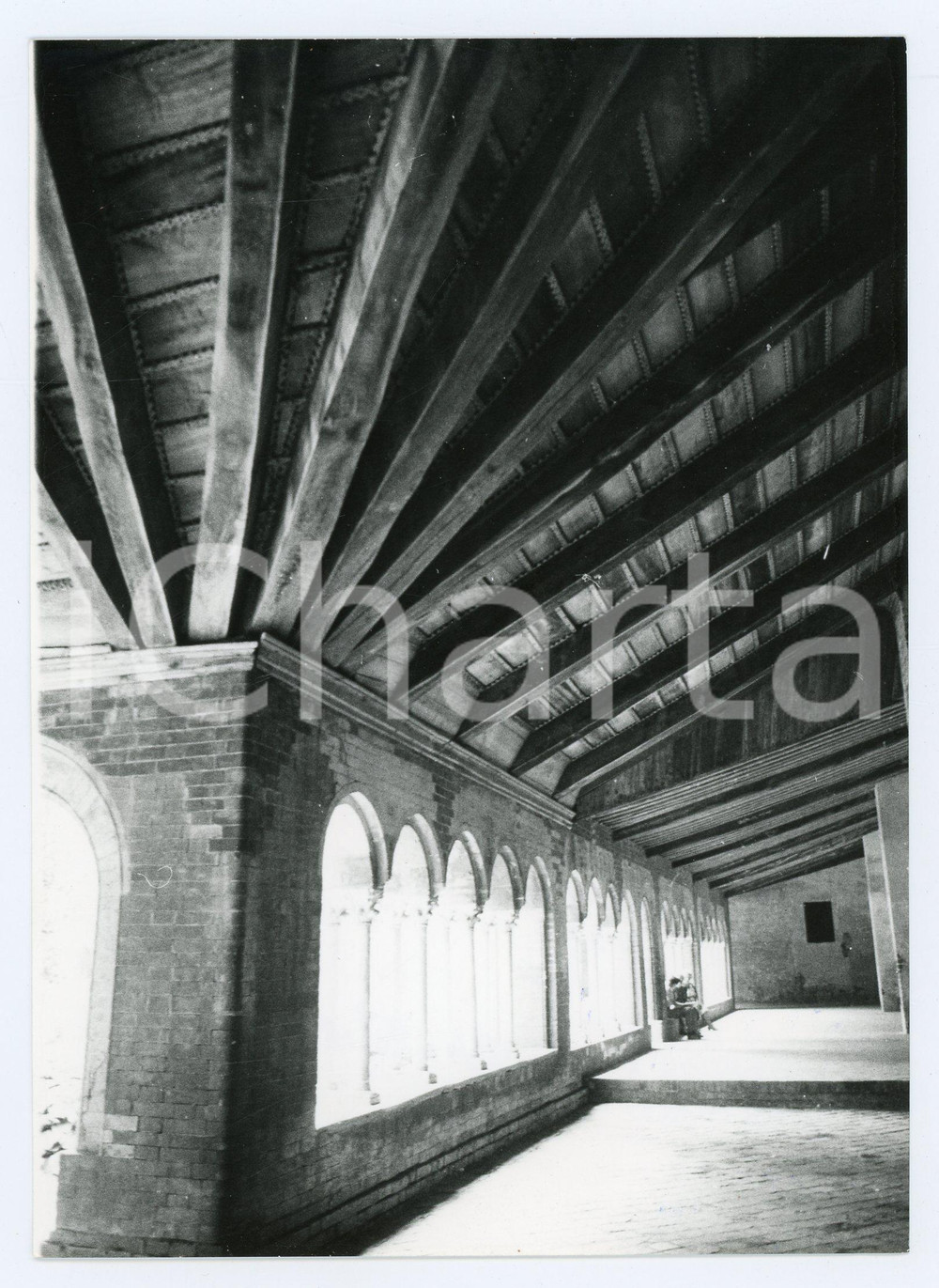 1981 STAFFARDA Chiostro dell'Abbazia di Santa Maria - Foto 13x17 cm Fotografia d'epoca con didascalia al verso.  VERY POOR/gravemente danneggiato Lievi smussature agli angoli Formato: 13x17 cm  originale e autentica 1