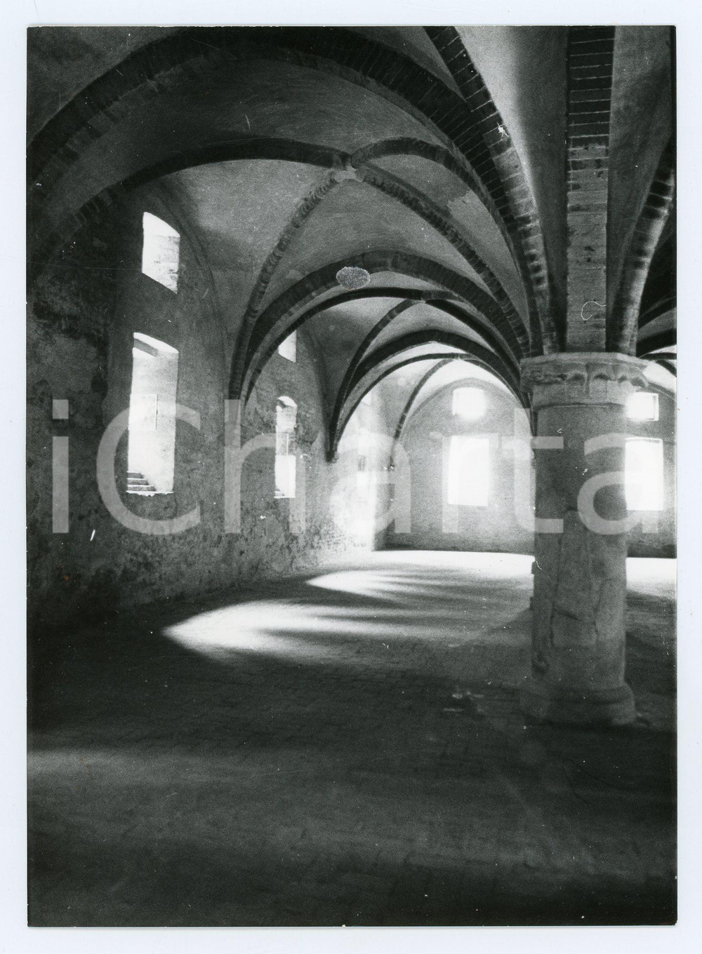 1981 STAFFARDA Refettorio dell'Abbazia di Santa Maria - Foto 13x17 cm Fotografia d'epoca con didascalia al verso.  VERY POOR/gravemente danneggiato Lievi smussature agli angoli, abrasione al centro della foto Formato:  13x17 cm originale e autentica 1