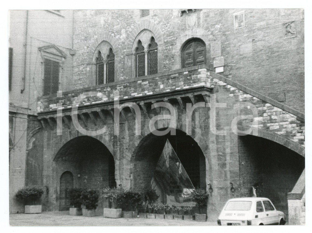 Fotografia d epoca originale 1980 PRATO Palazzo Pretorio con FIAT 127  Foto 17x13 cm 1