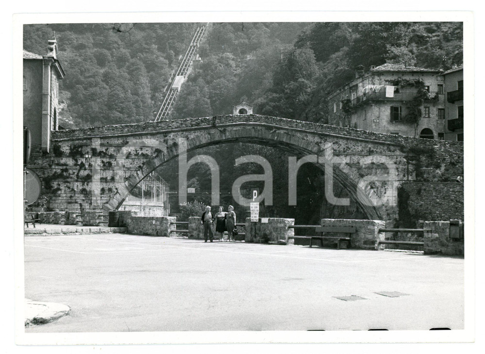 Fotografia d epoca originale 1972 PONTSAINTMARTIN AO Turisti in posa davanti al ponte romano  Foto 17x13 1