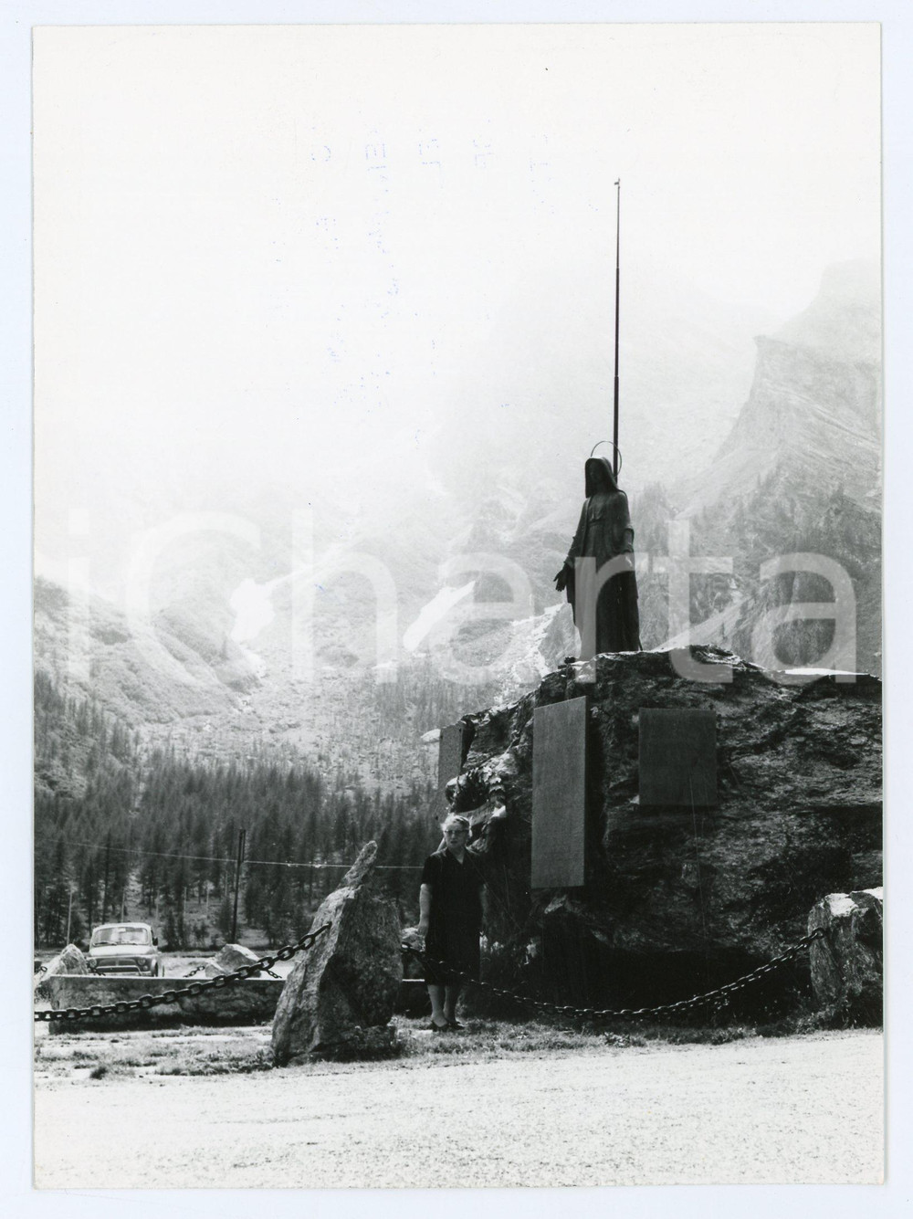 Fotografia d epoca originale 1978 PIAN DELLA MUSSA Turista alla Madonna del Bersagliere  Foto 13x17 cm 1