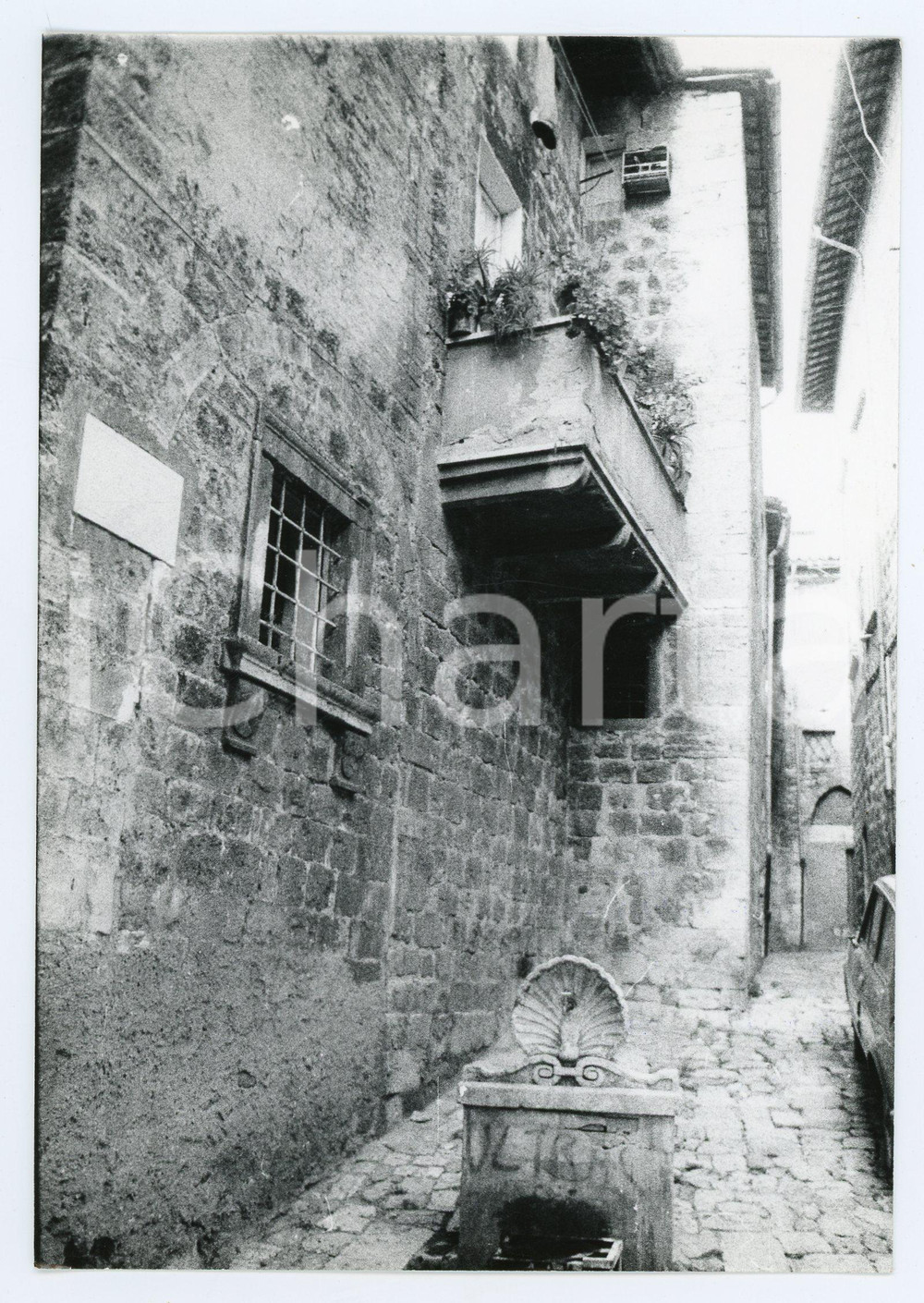 Fotografia d epoca originale 1980 ASCOLI PICENO Via Pretoriana  Fontanella a conchiglia con scritta ULTRAS 1