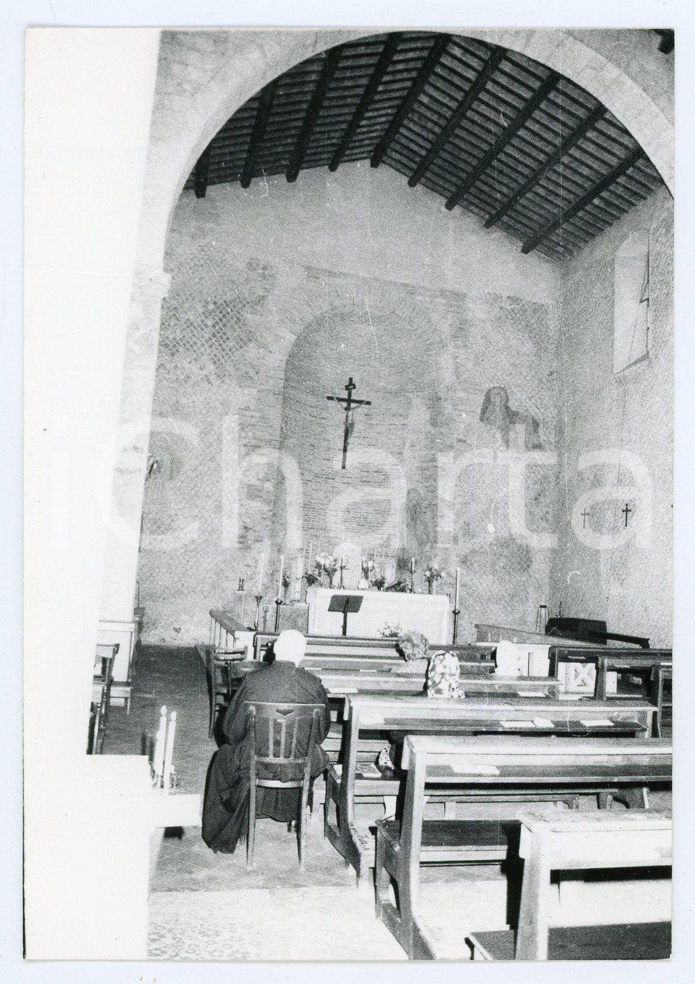 Fotografia d epoca originale 1980 ASCOLI PICENO Prete nella Chiesa di San Gregorio Magno  Foto 13x17 cm 1