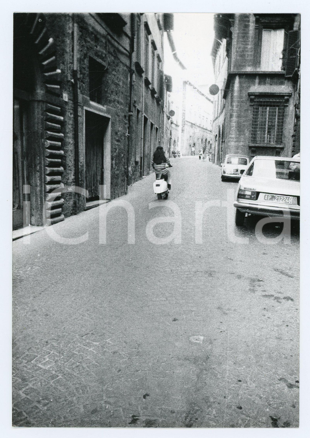 Fotografia d epoca originale 1980 ASCOLI PICENO Ascolana su VESPA PIAGGIO in Via Pretoriana  Foto 13x17 cm 1