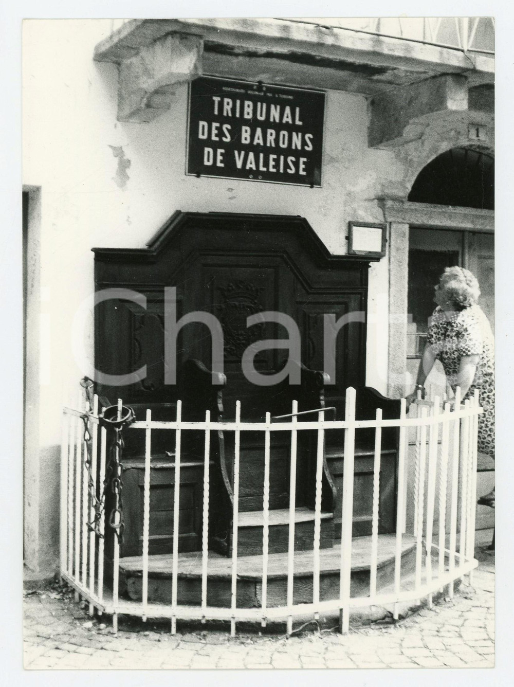 Fotografia d epoca originale 1978 ISSIME AO Turista guarda Tribunal des barons de valeise  Foto 13x17 cm 1