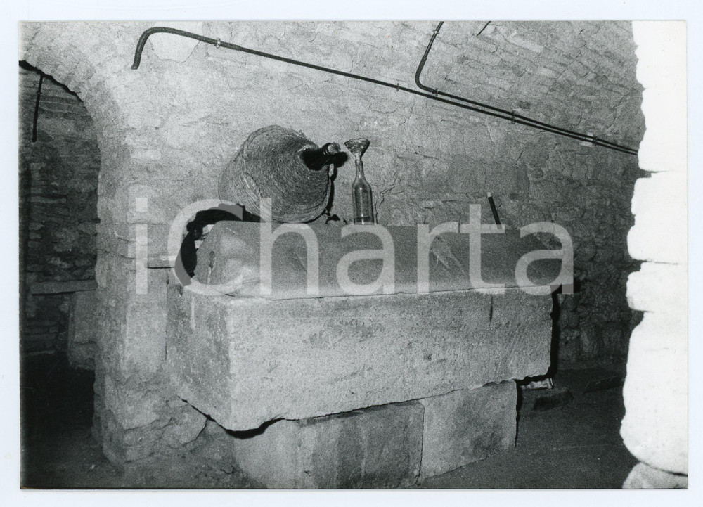 Fotografia d epoca originale 1980 ASCOLI PICENO Damigiana e bottiglia di vino su sarcofago  Foto 18x12 cm 1