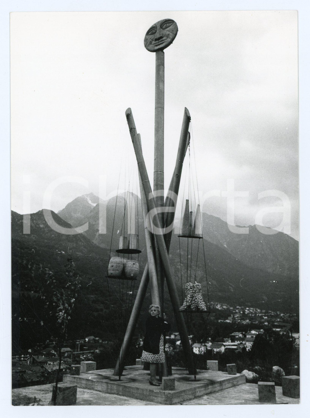 Fotografia d epoca originale 1978 NUS AO Monumento ai vignerons valdostani  Foto 13x17 cm 1