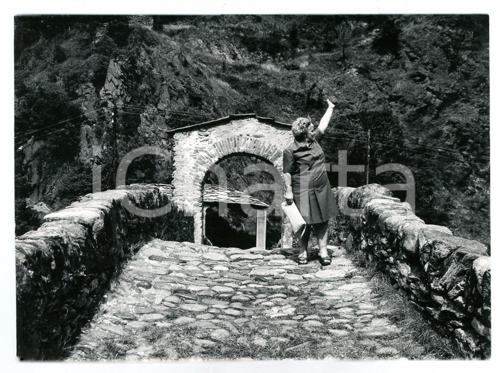 Fotografia d epoca originale 1978 LANZO TORINESE Turista al ponte del Diavolo o ponte del RÃ²ch  Foto 17x13 1