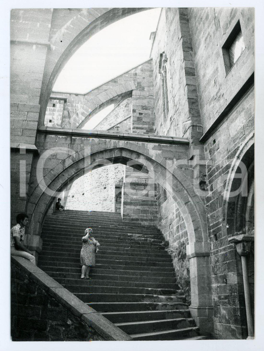 1978 SANT'AMBROGIO DI TORINO Turista alla Sacra di San Michele - Foto 13x17 cm Fotografia d'epoca.  FAIR/discreto Lievi smussature agli angoli Formato: 13x17 cm originale e autentica 1