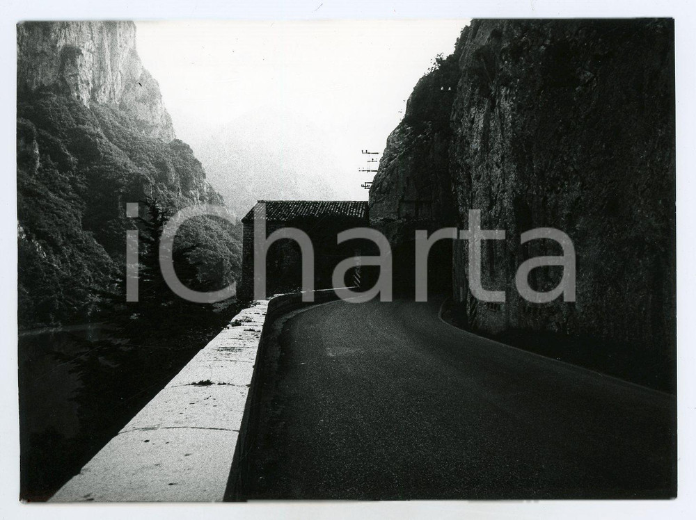 Fotografia d epoca originale 1973 FERMIGNANO  GOLA DEL FURLO Chiesa della botte e galleria  Foto 17x13 cm 1