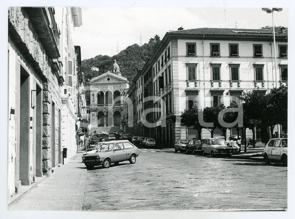 Fotografia d epoca originale 1981 MASSA Piazza Aranci e Duomo SS. Pietro e Francesco  Foto 17x13 cm 1
