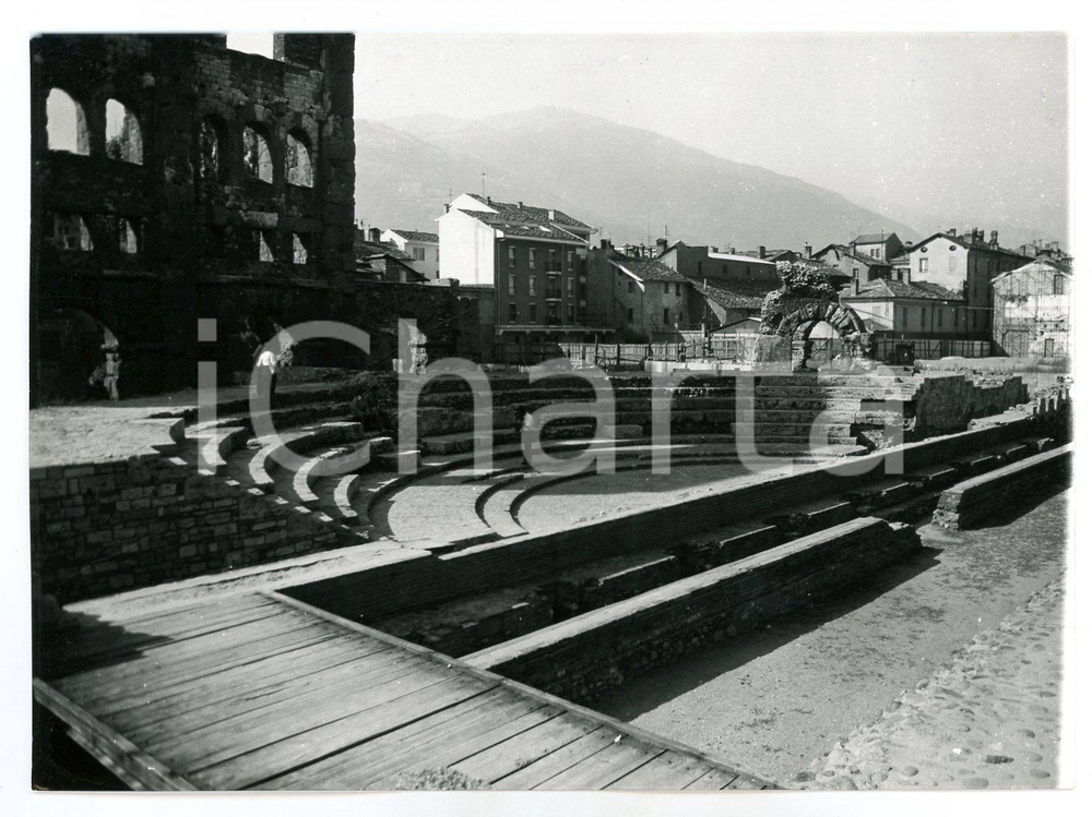 Fotografia d epoca originale 1976 AOSTA Turisti in visita al Teatro Romano  Foto 17x13 cm 1 1