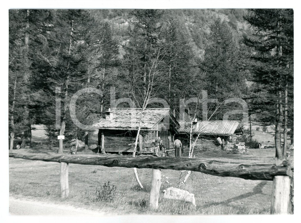 1976 VAL FERRET - VALLE D'AOSTA Turisti nelle baite - Foto 17x13 cm Fotografia d'epoca.  FAIR/discreto Lievi smussature agli angoli Formato: 17x13 cm originale e autentica 1