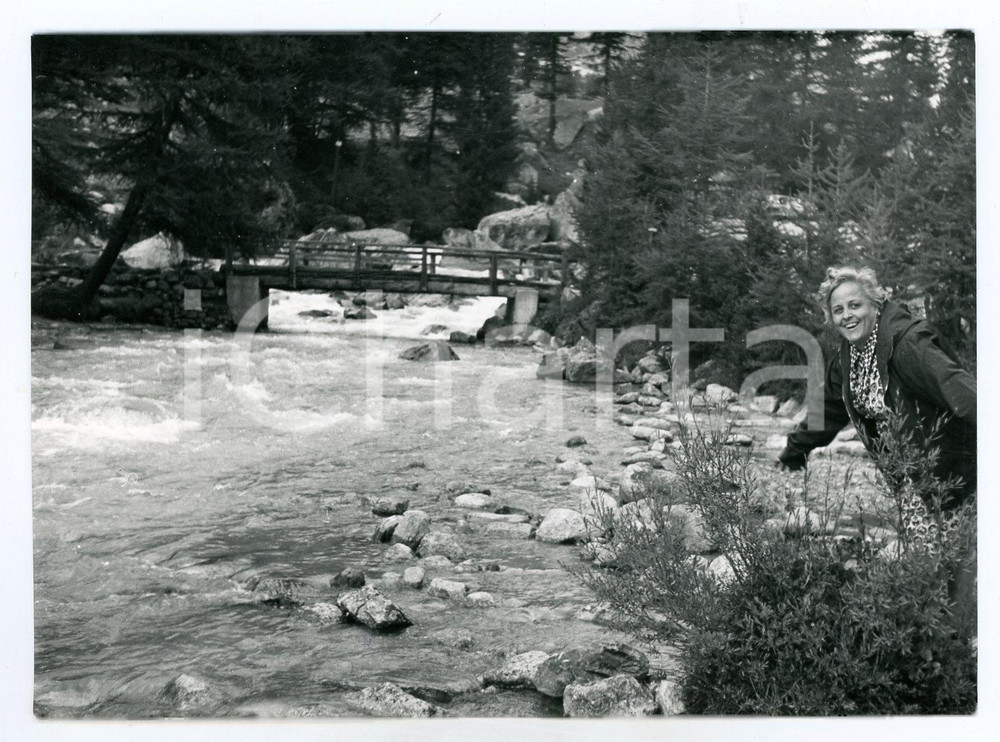 Fotografia d epoca originale 1976 VAL FERRET AO Turista ritratta con la Dora di Ferret TSUDJUAN Foto 17x13 1