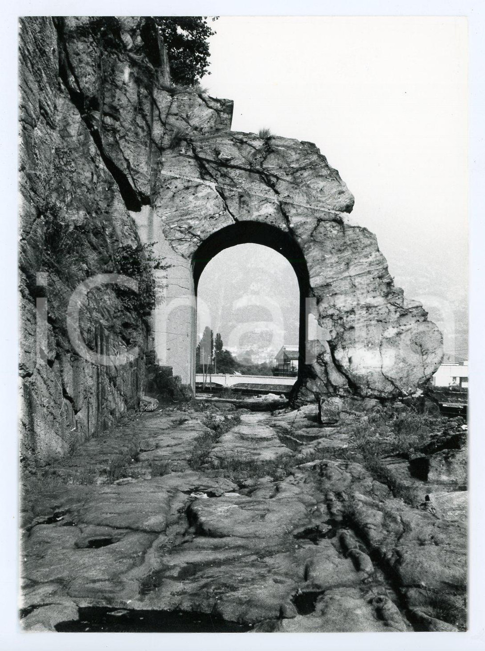 Fotografia d epoca originale 1978 DONNAS  VALLE D AOSTA La strada romana  Foto 13x17 cm 5 1