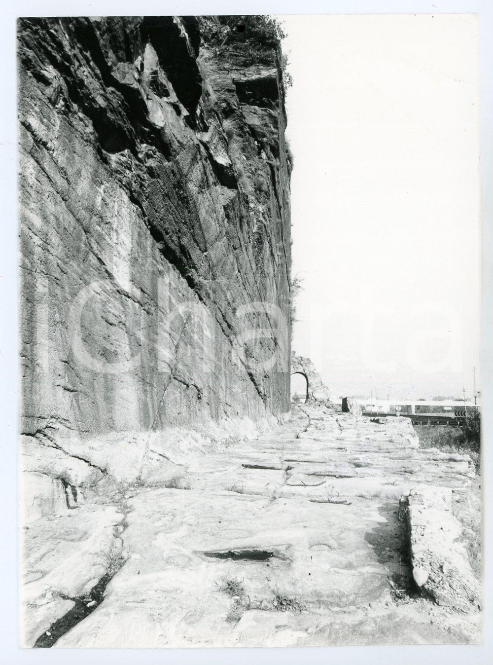 1978 DONNAS - VALLE D'AOSTA La strada romana - Foto 13x17 cm (4) Fotografia d'epoca.  FAIR/discreto Lievi smussature agli angoli Formato: 13x17 cm originale e autentica 1