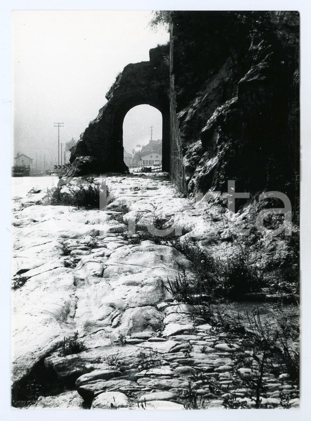 Fotografia d epoca originale 1978 DONNAS  VALLE D AOSTA La strada romana  Foto 13x17 cm 2 1