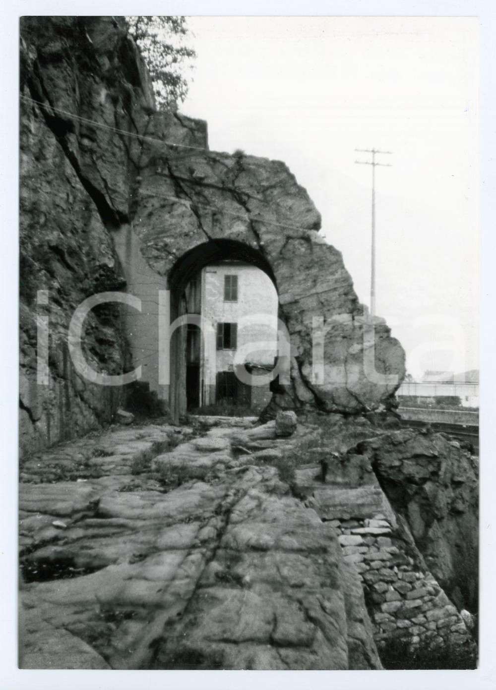 Fotografia d epoca originale 1976 DONNAS  VALLE D AOSTA La strada romana  Foto 13x17 cm 1 1