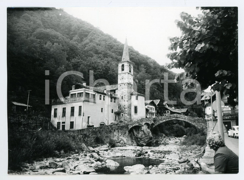 1976 FONTAINEMORE (AO) Turista osserva il Fiume Lys - Foto 17x13 cm Fotografia d'epoca.  FAIR/discreto Lievi smussature agli angoli Formato: 17x13 cm originale e autentica 1