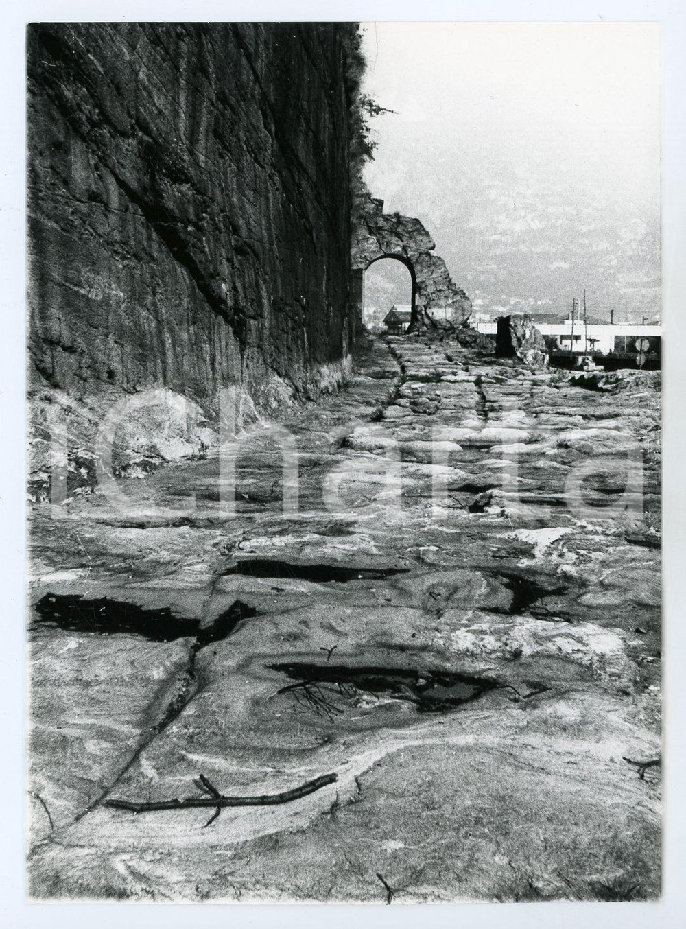 Fotografia d epoca originale 1978 DONNAS  VALLE D AOSTA La strada romana  Foto 13x17 cm 1