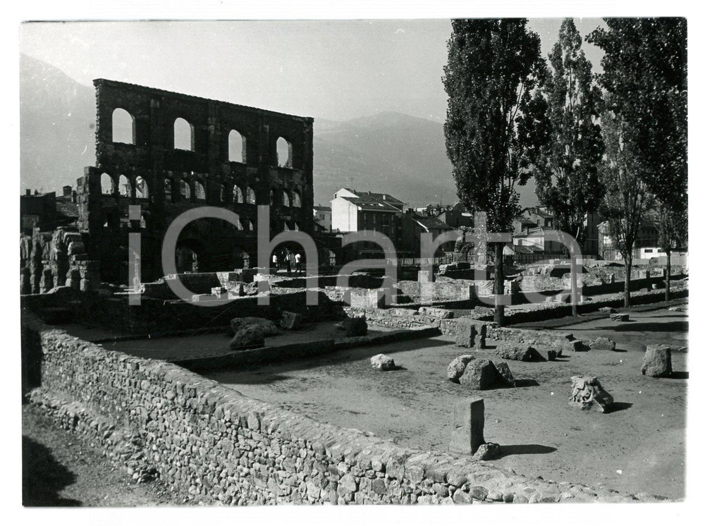 Fotografia d epoca originale 1976 AOSTA Turisti in visita al Teatro Romano  Foto 17x13 cm 1