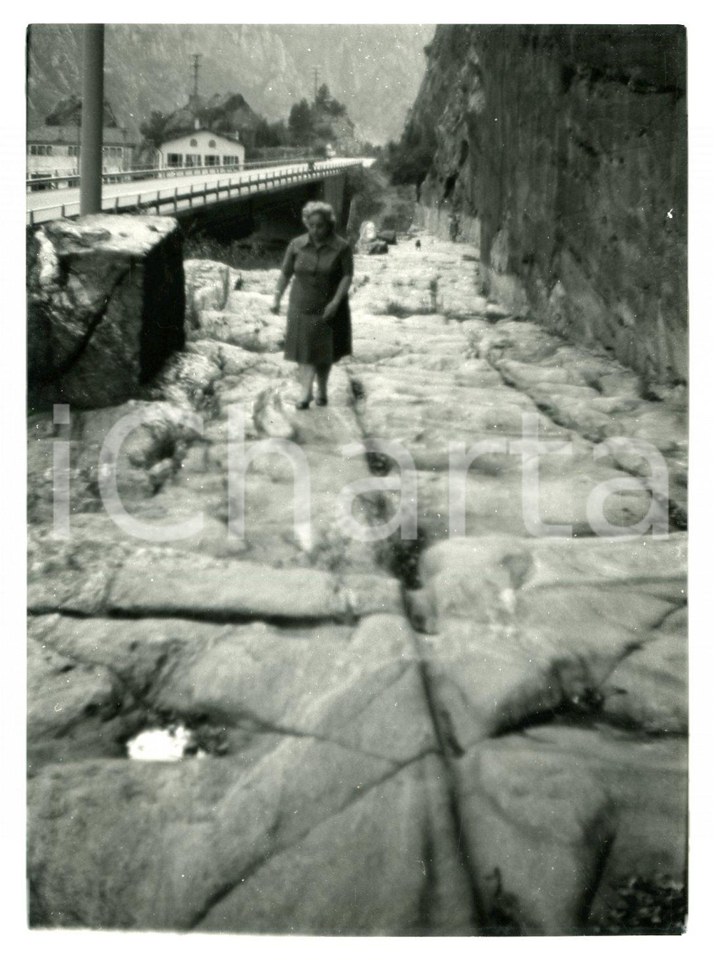 Fotografia d epoca originale 1976 DONNAS AO Turista visita i resti della strada romana  Foto 13x17 cm 1 1