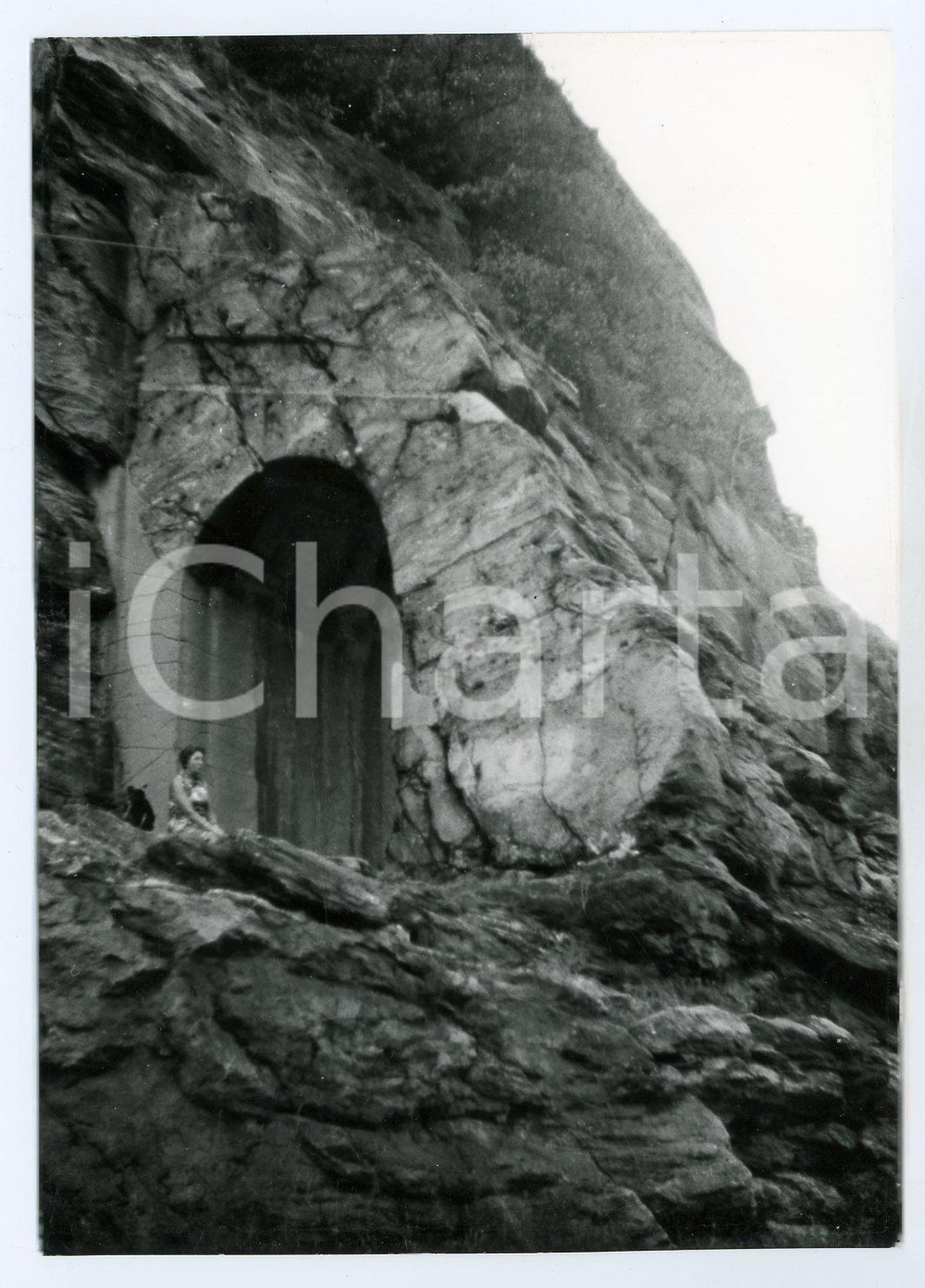 Fotografia d epoca originale 1976 DONNAS AO Turista visita i resti della strada romana  Foto 13x17 cm 1