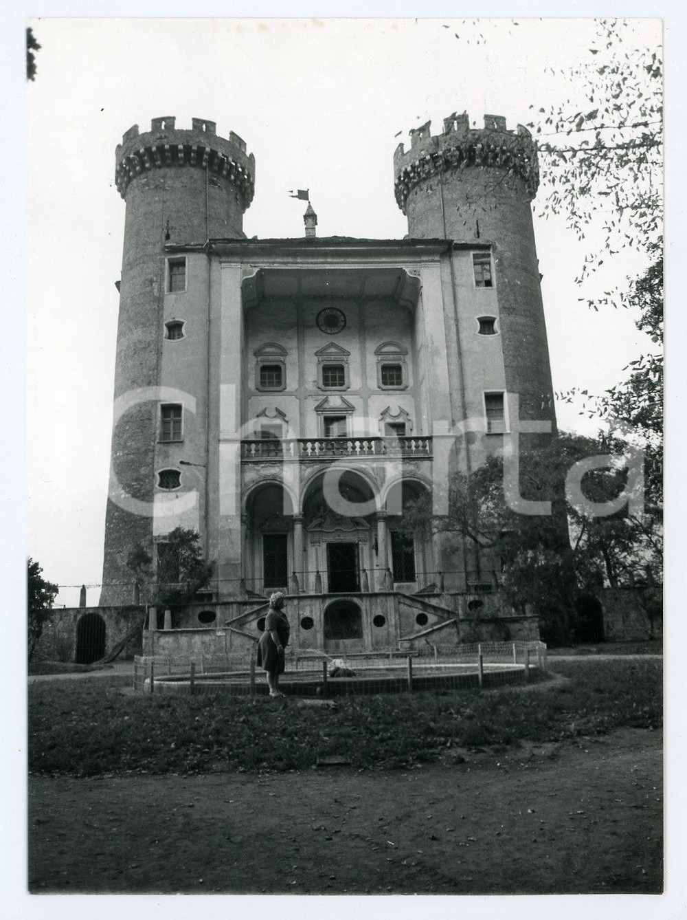 Fotografia d epoca originale 1976 VALLE D AOSTA Turista al Castello di Aymaviles  Foto 13x17 cm 1 1