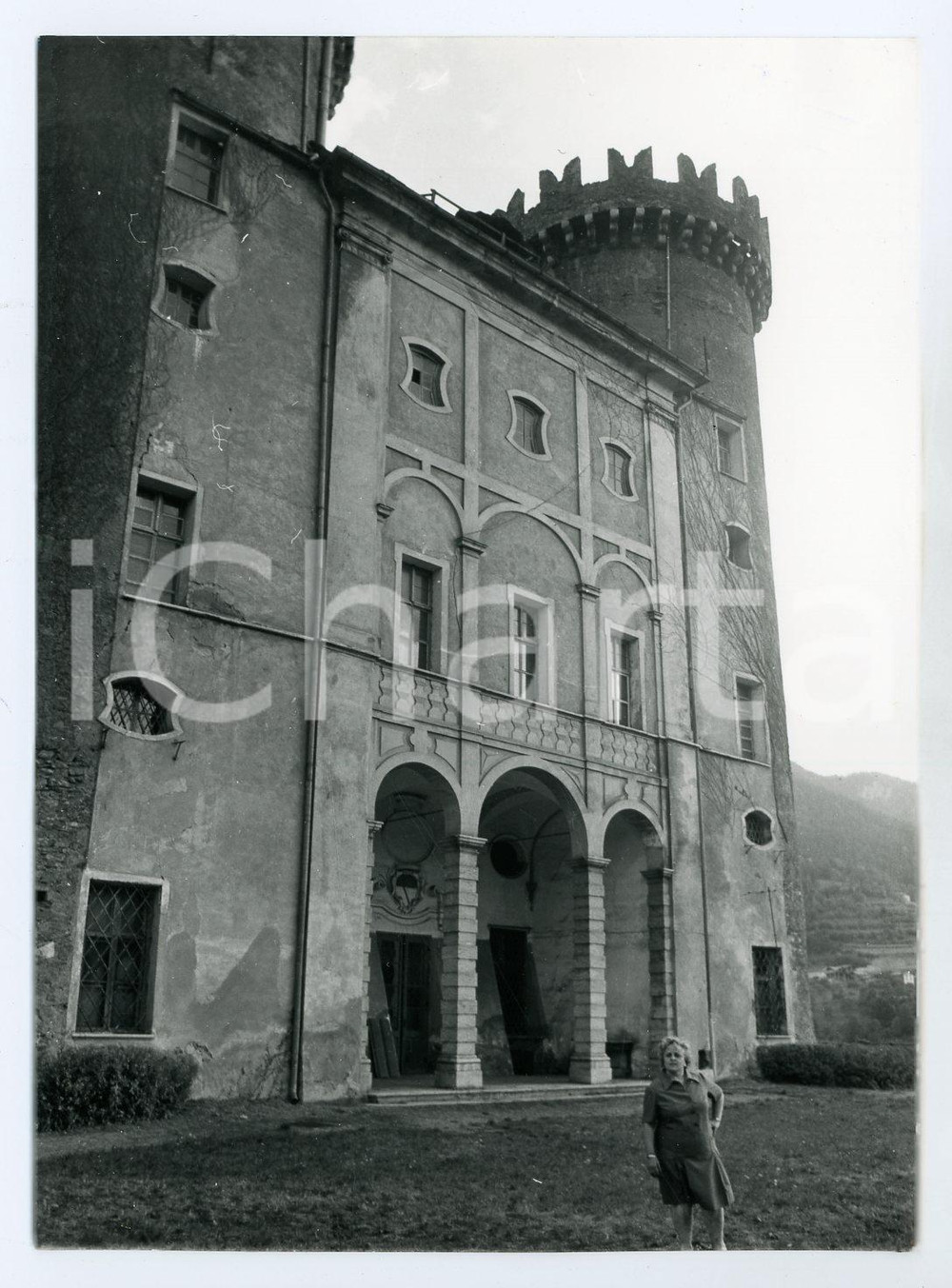 Fotografia d epoca originale 1976 VALLE D AOSTA Turista al Castello di Aymaviles  Foto 13x17 cm 1