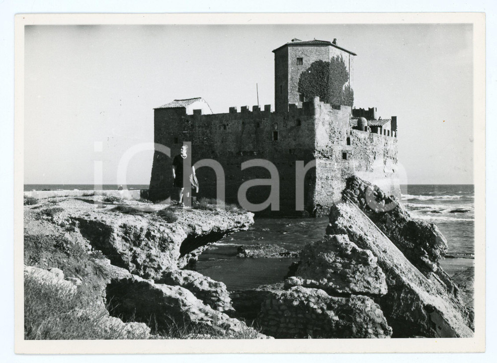 Fotografia d epoca originale 1972 NETTUNO  TORRE ASTURA Panorama con turista  Foto 17x13 cm 1