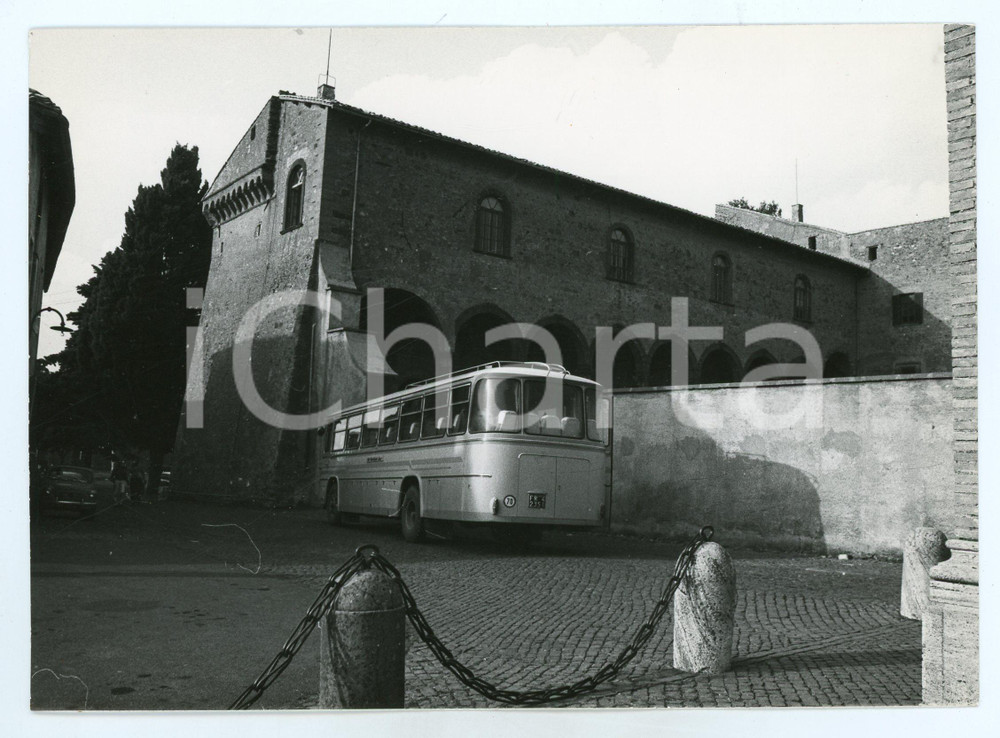 Fotografia d epoca originale 1972 GROTTAFERRATA Portico quattrocentesco e torpedone  Foto 17x13 cm 1