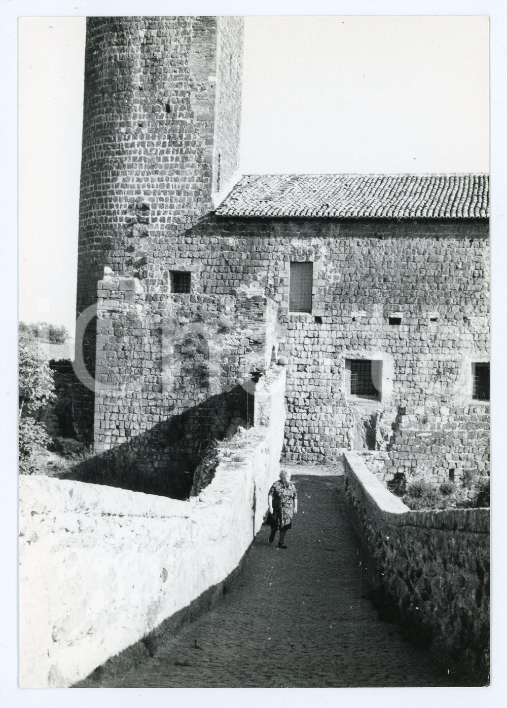 Fotografia d epoca originale 1978 VULCI VT Castello dell Abbadia  Turista in visita  Foto 13x17 cm 1