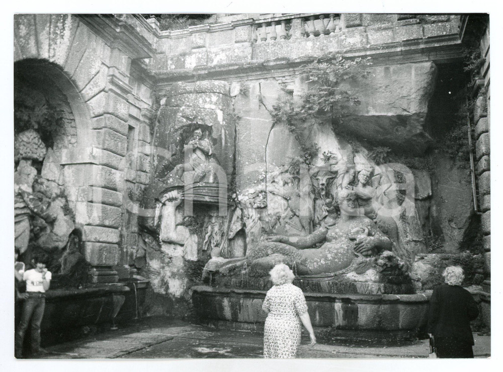 Fotografia d epoca originale 1981 SORIANO NEL CIMINO Turiste visitano Fontana Papacqua  Foto 17x13 cm 1