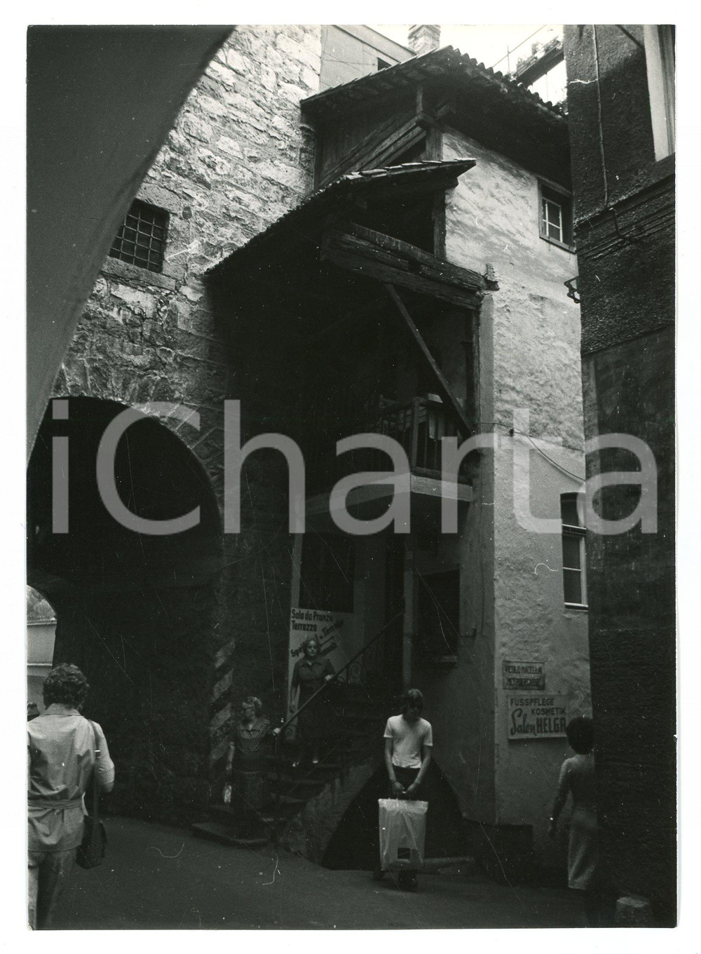 Fotografia d epoca originale 1979 MERANO BZ Turisti nei vicoli del centro storico  Foto 13x17 cm 1