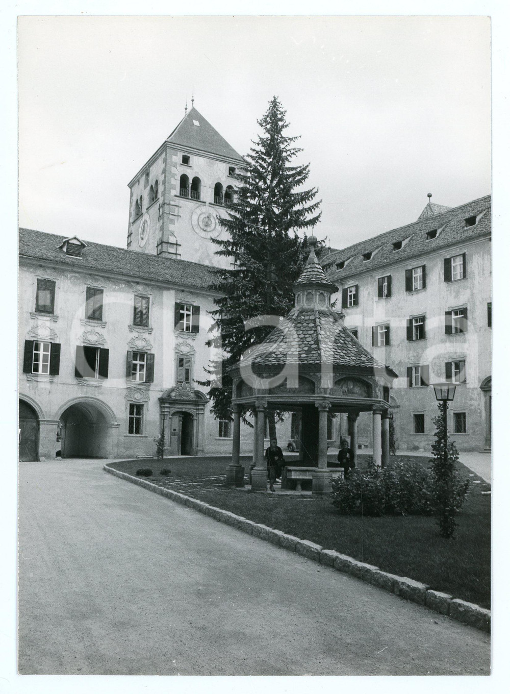 Fotografia d epoca originale 1979 ABBAZIA DI NOVACELLA Turiste al pozzo coperto  Foto 13x17 cm 1
