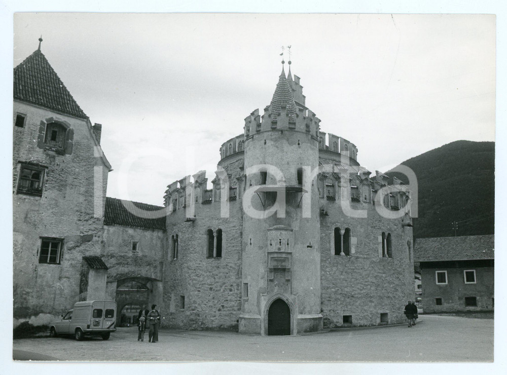 Fotografia d epoca originale 1979 ABBAZIA DI NOVACELLA Turisti in visita  Foto 17x13 cm 1