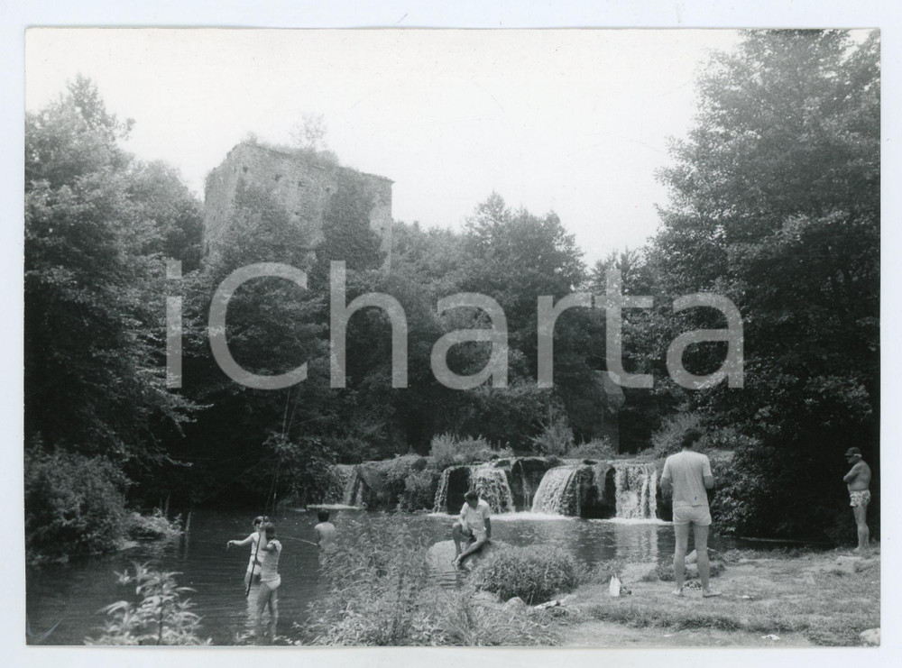 Fotografia d epoca originale 1982 MAZZANO ROMANO Pescatori e bagnanti alle cascate di MONTE GELATO Foto 17x13 1