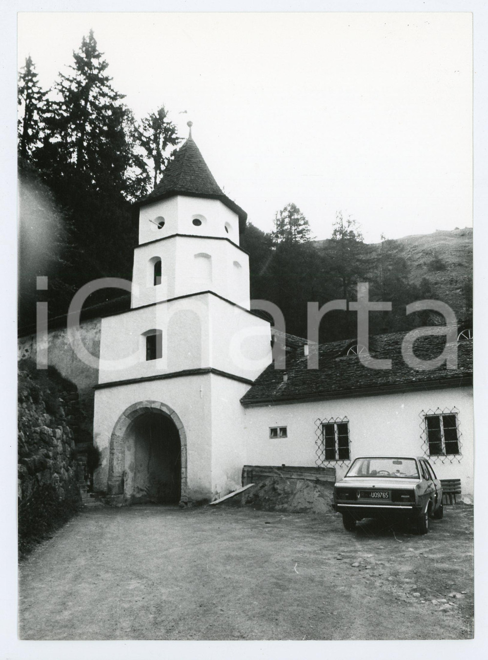 1982 MALLES - BURGUSIO Abbazia di Monte Maria - Foto 13x17 cm (5) Fotografia d'epoca con didascalia al verso.  FAIR/discreto Lievi smussature agli angoli Formato: 13x17  cm originale e autentica 1