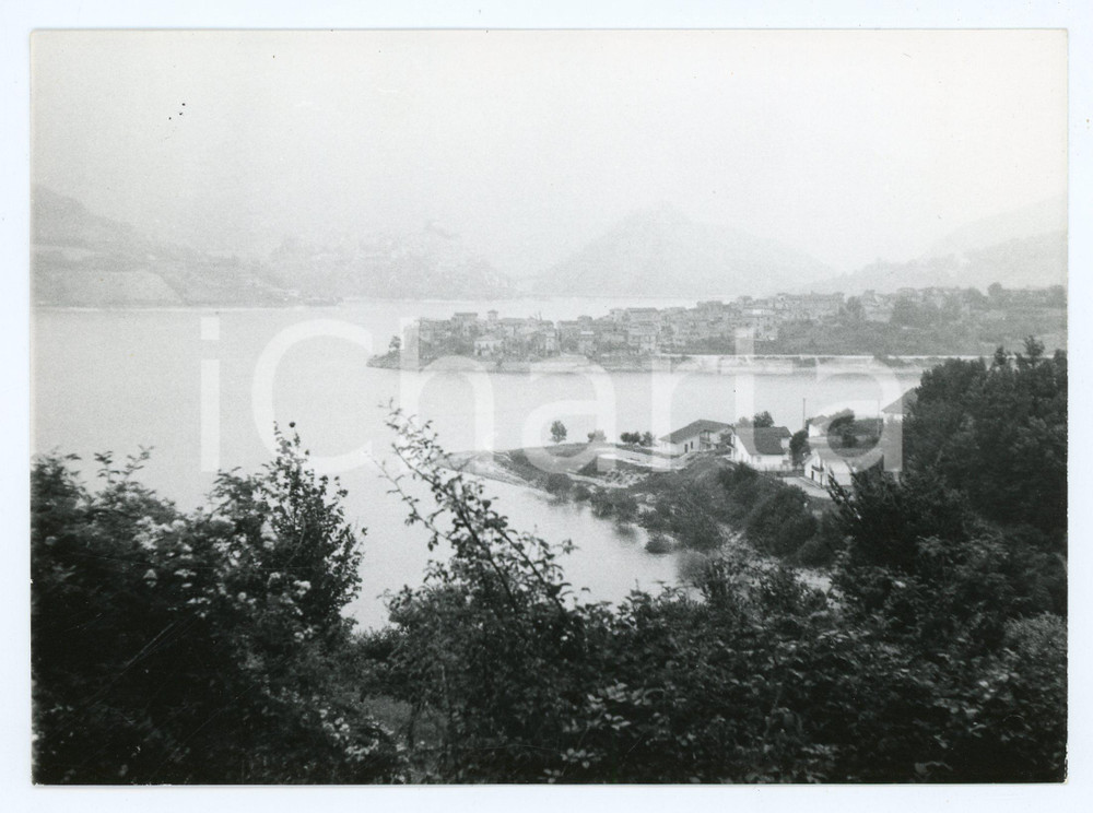 Fotografia d epoca originale 1979 LAGO DI TURANO Veduta con CASTEL DI TORA Foto 17x13 cm 1