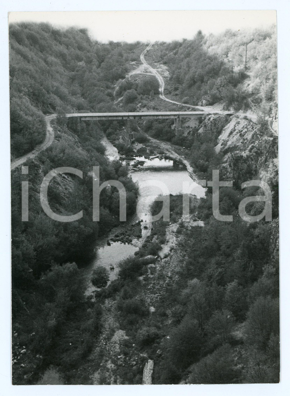 1975 VALLE DEL TURANO Ponte sul Fiume Turano - Foto 13x17 cm Fotografia d'epoca con didascalia al verso.  FAIR/discreto Lievi smussature agli angoli Formato: 13x17 cm originale e autentica 1