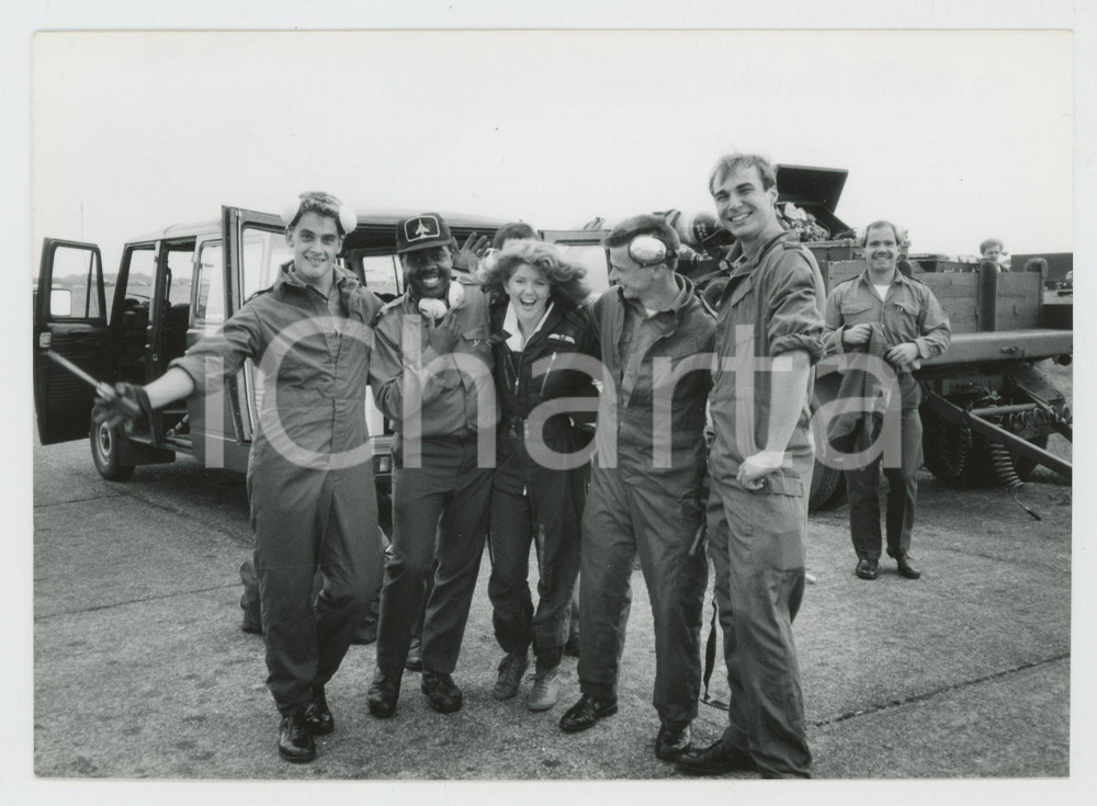 Fotografia d epoca originale 1990 ca RCAF Royal Canadian Air Force  Giselle BURMINGHAM plays with pilots 1