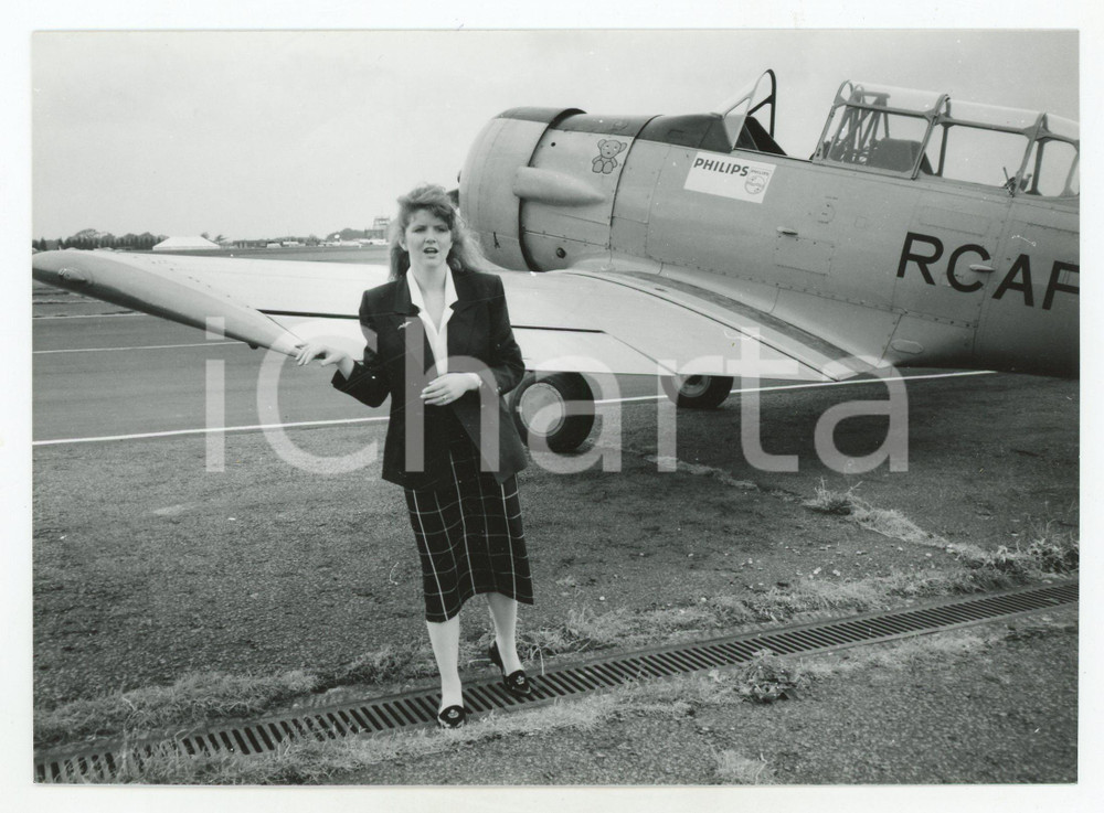 Fotografia d epoca originale 1990 ca RCAF Royal Canadian Air Force  Giselle BURMINGHAM with fighter aircraft 1