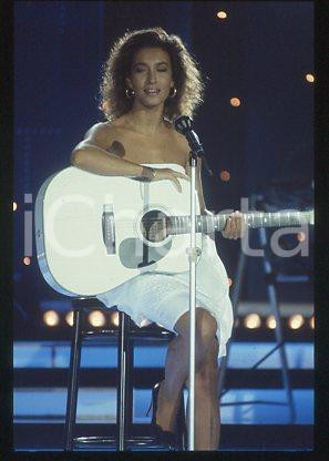 Fotografia d epoca originale Grazia DI MICHELE  SAINT VINCENT ESTATE La chitarra 1987  35mm vintage slide 2 1